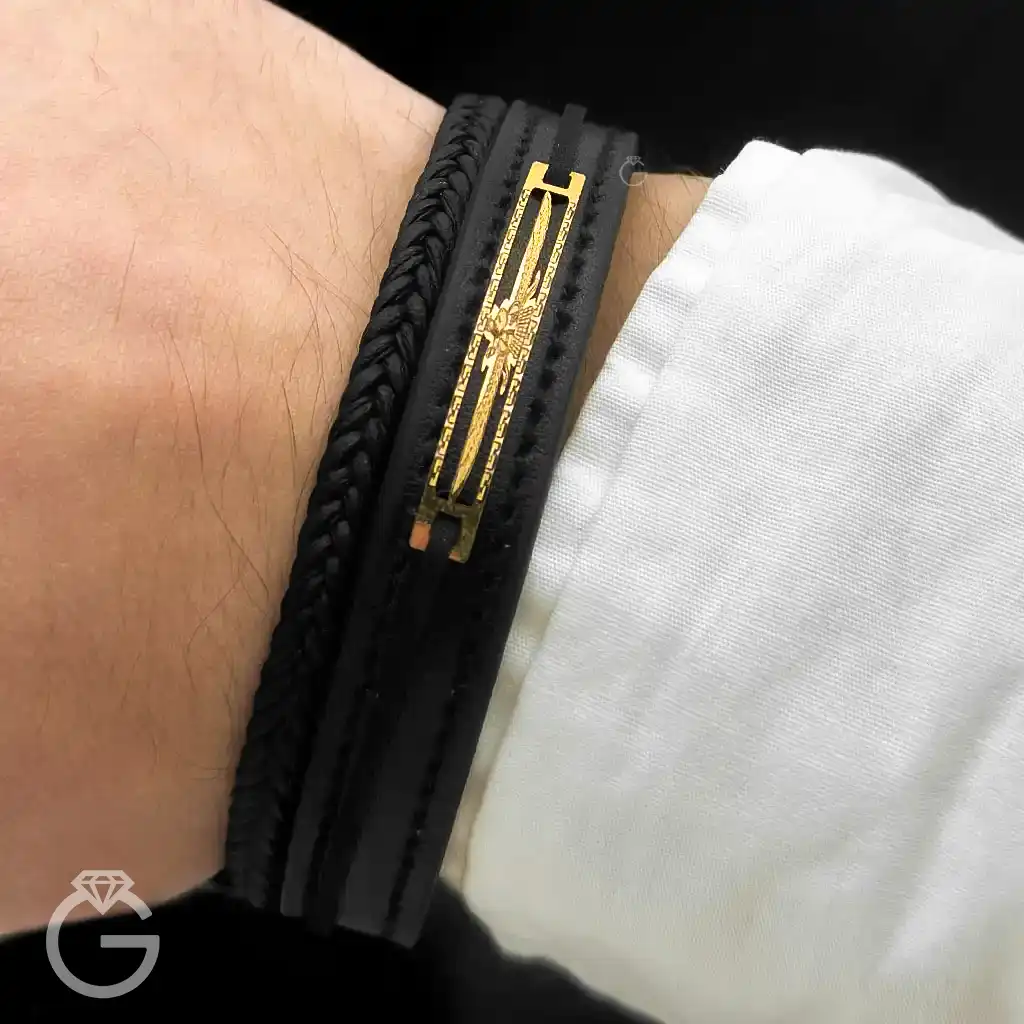 دستبند چرم با پلاک طلای فروهر کد 0102201 (11) دستبند چرم با پلاک طلای فروهر کد 0102201