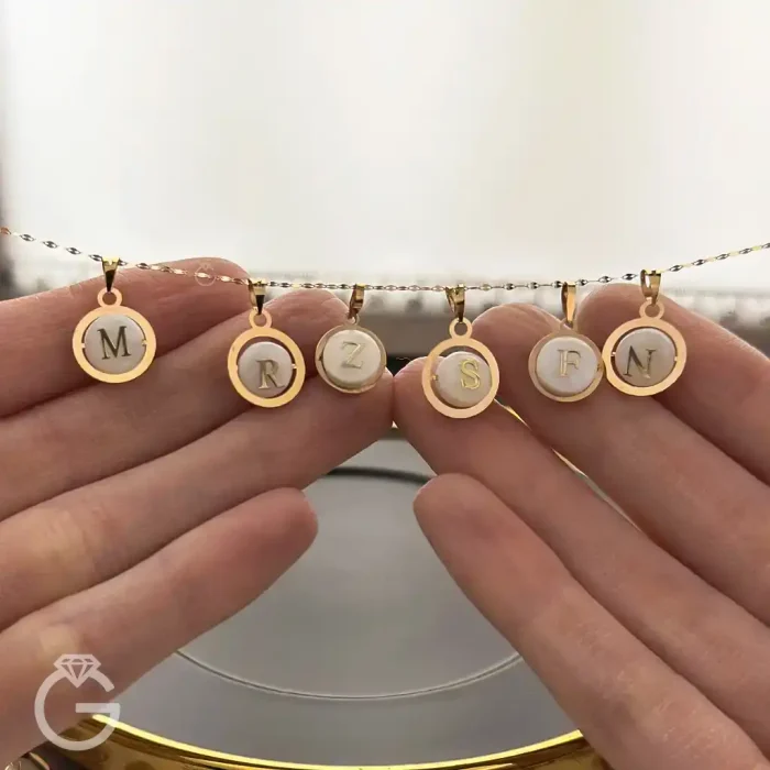 آویز طلای حروف صدفی (11) آویز طلای حروف صدفی