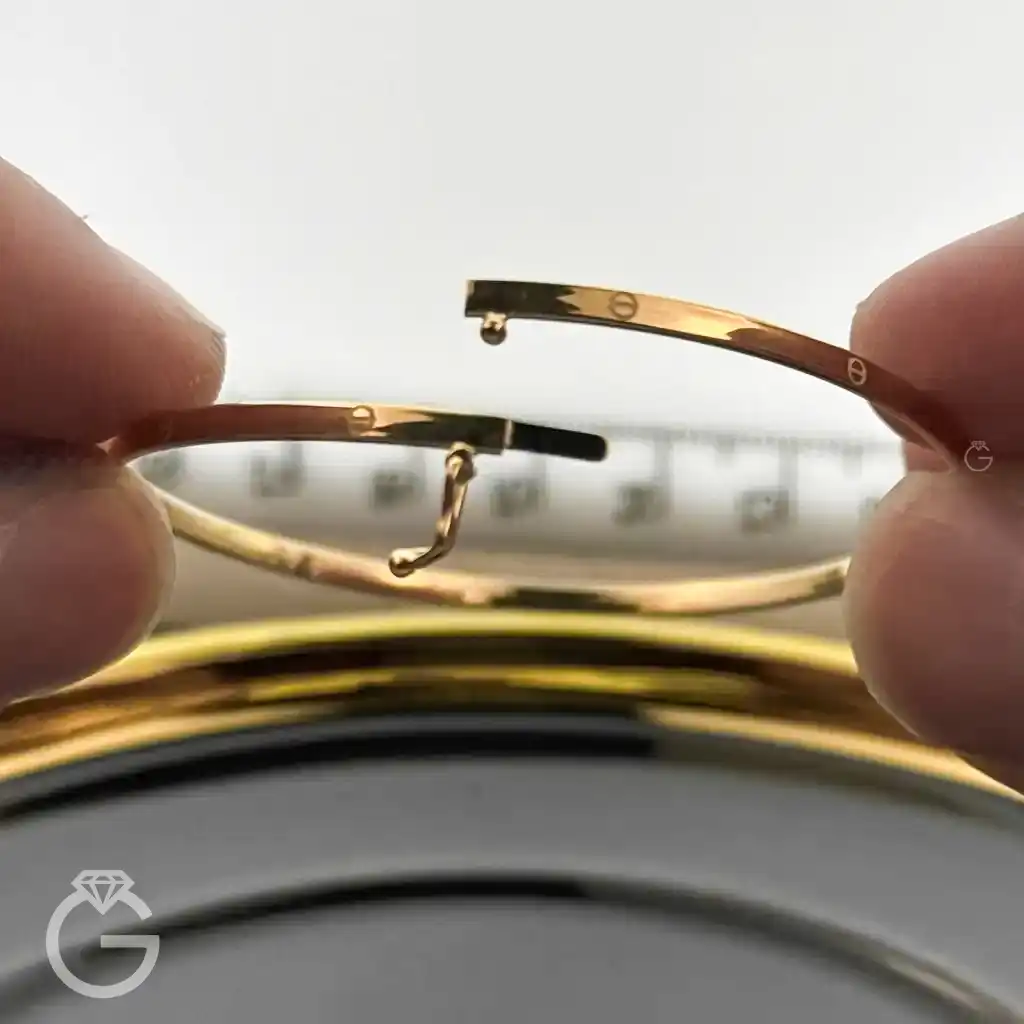 دستبند طلای بنگل لوکس کارتیه کد 31530 (10) دستبند طلای بنگل لوکس کارتیه کد 31530