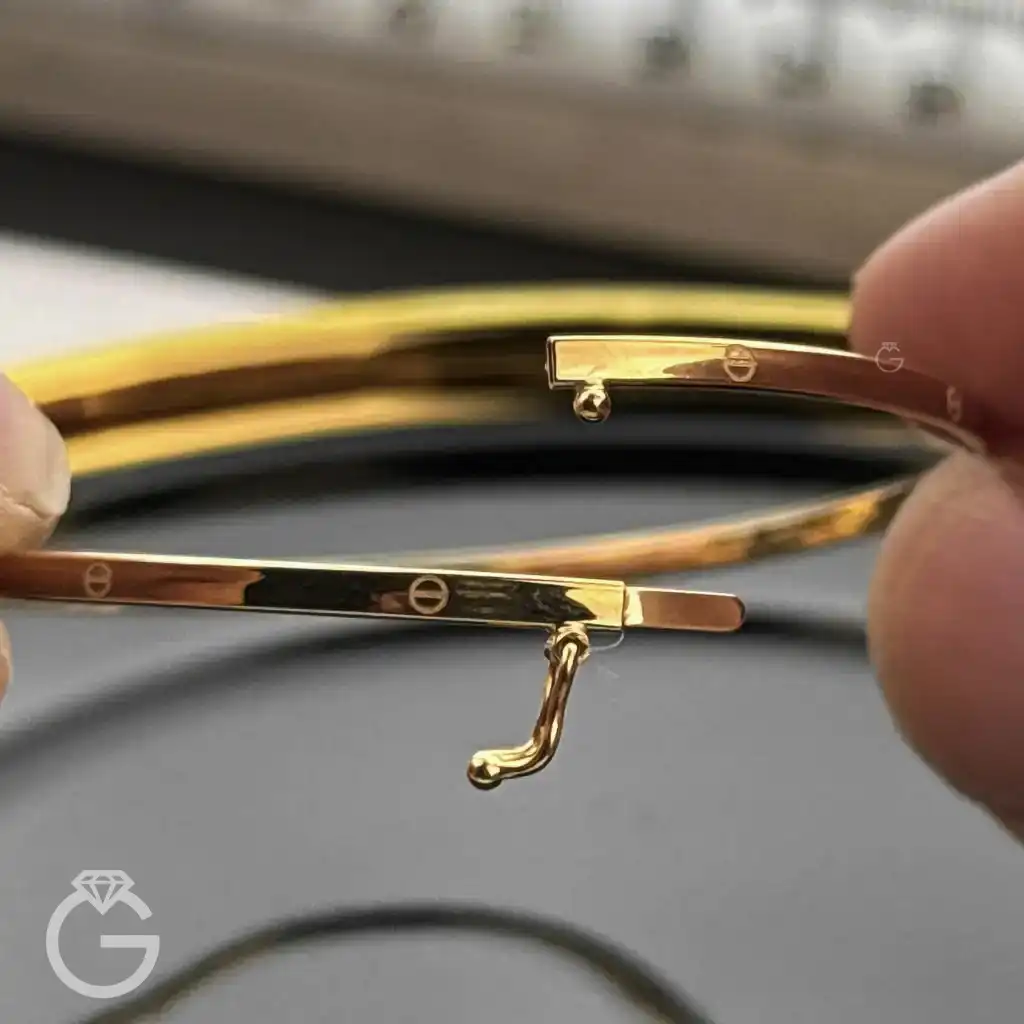 دستبند طلای بنگل لوکس کارتیه کد 31530 (12) دستبند طلای بنگل لوکس کارتیه کد 31530