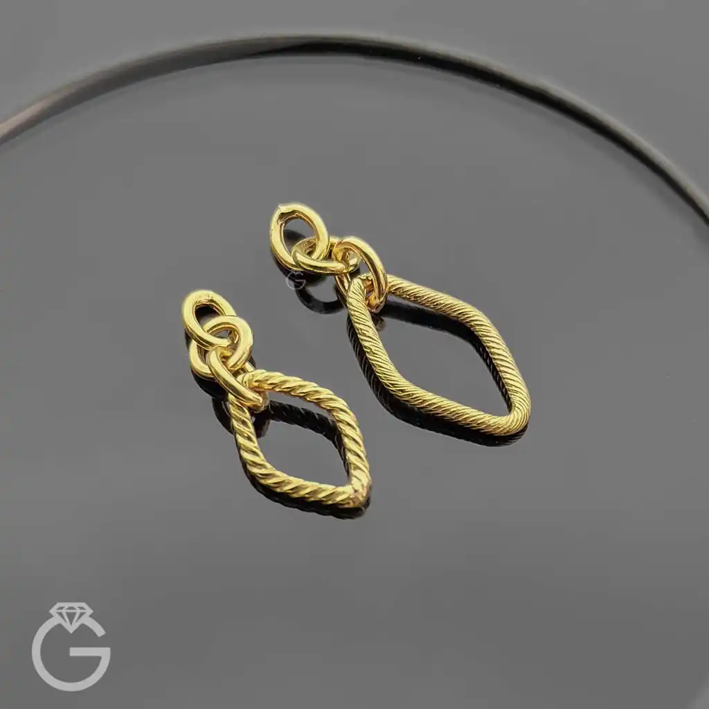 آویز طلای لوزی زنجیری کد 34141 (1) آویز طلای لوزی زنجیری کد 34141