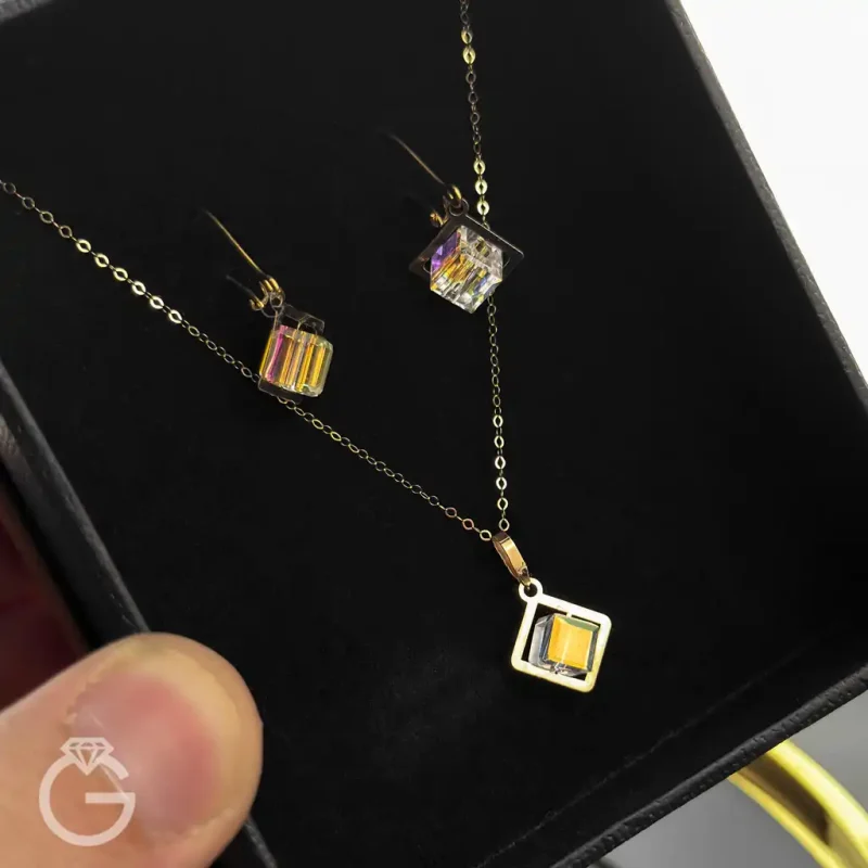 نیمست طلای سواروسکی طرح مربع روشن