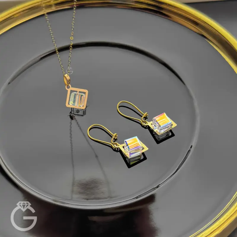 نیمست طلای سواروسکی طرح مربع روشن