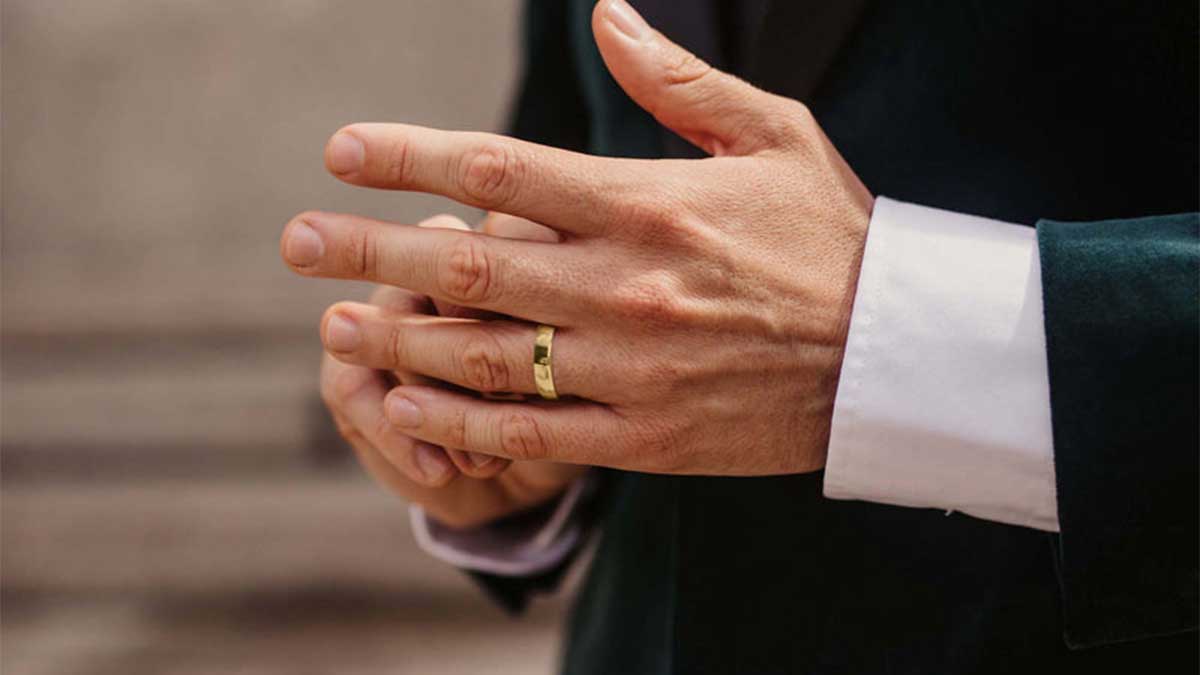 انتخاب انگشتر طلا مردانه مناسب برای استایل رسمی