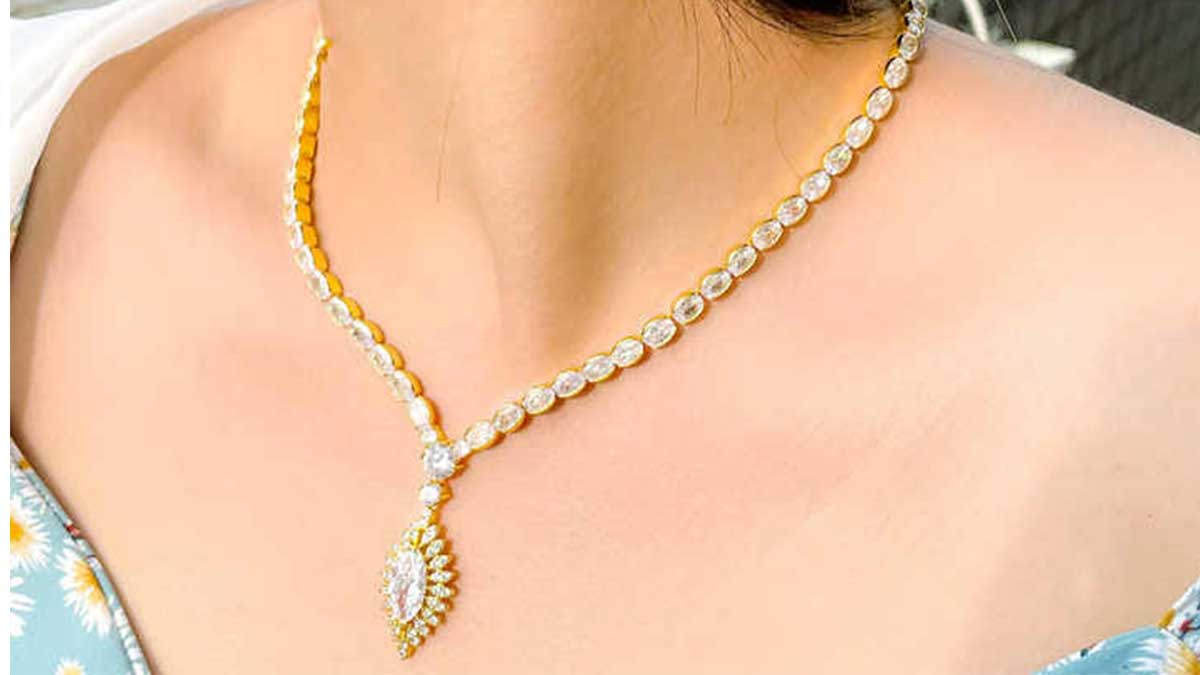 ایده های ست گردنبند طلا با لباس شب