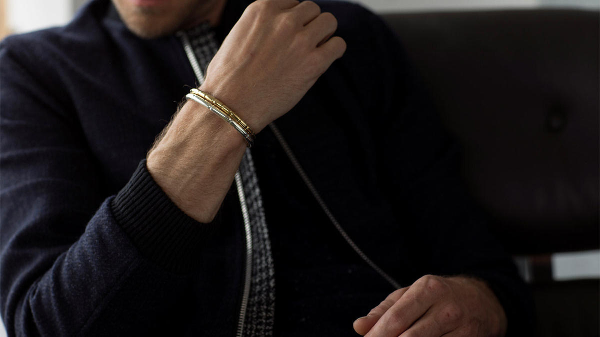 راهنمای انتخاب دستبند طلا مردانه برای تیپ رسمی