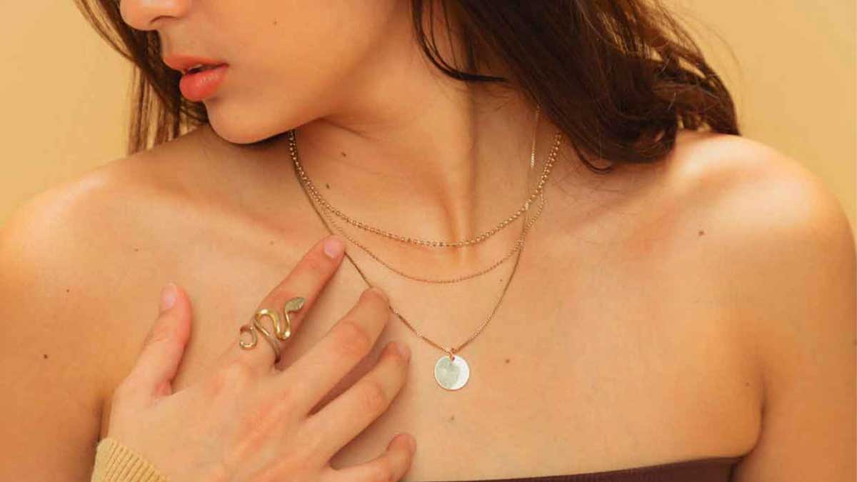 راهنمای خرید پلاک گردن تمام طلا برای هدیه‌ای ماندگار