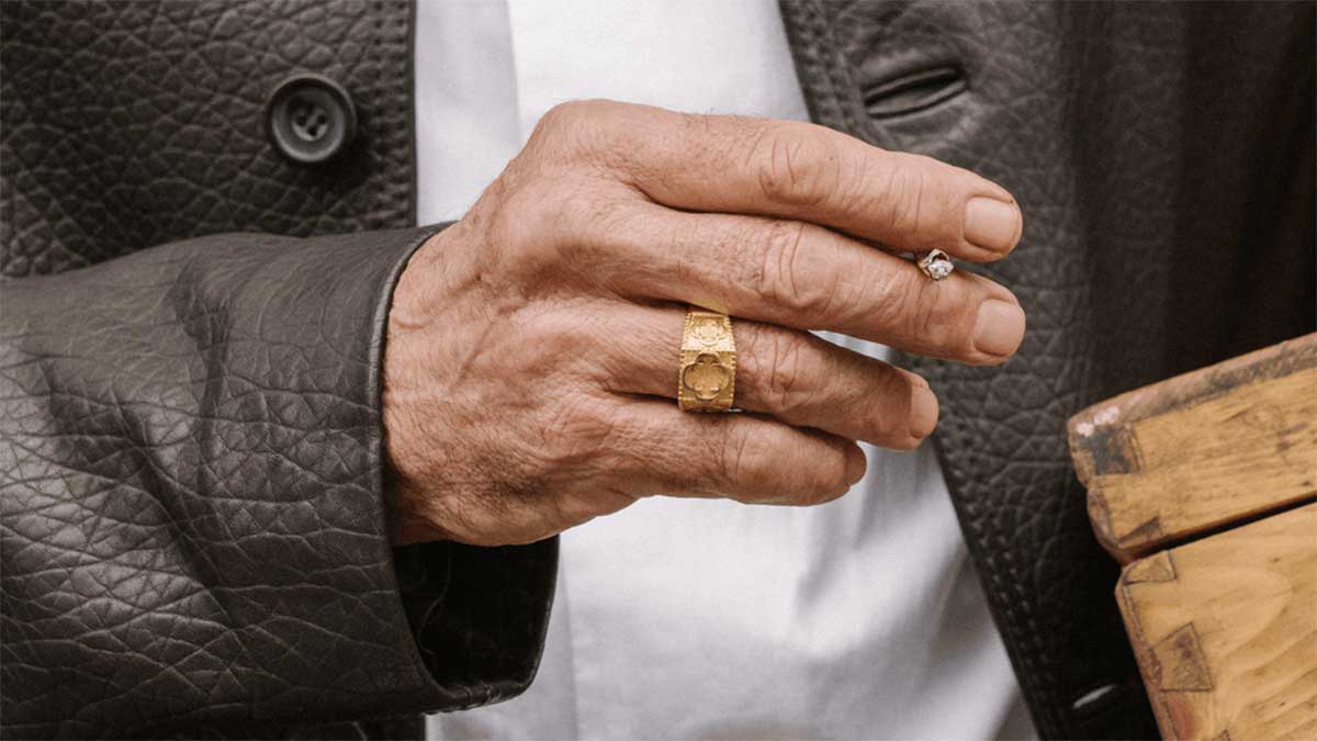 هماهنگی انگشتر طلا با استایل رسمی