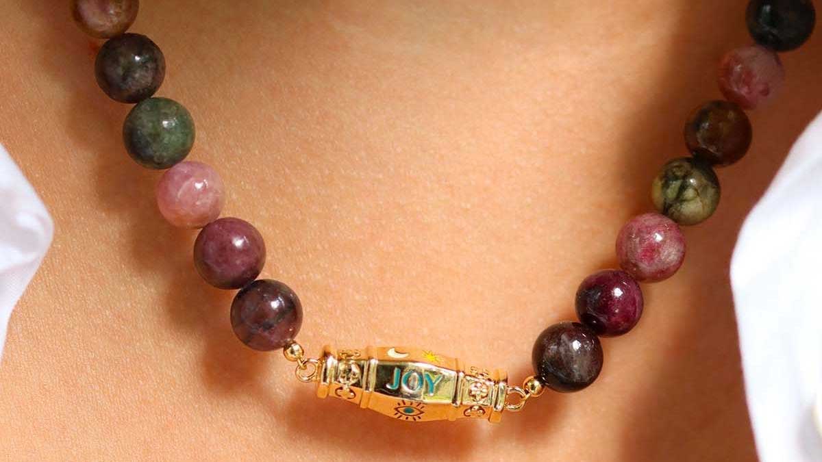 پلاک طلا با سنگ و مهره، درخشش و تنوع در طراحی