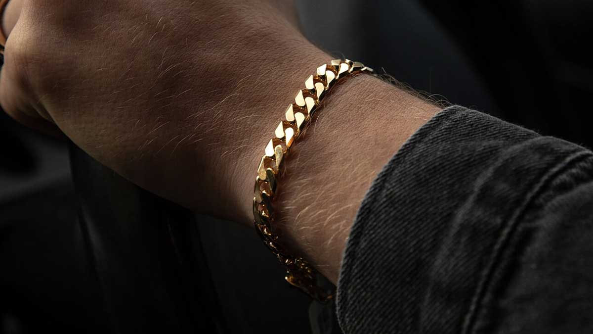 چگونه دستبند طلا را با استایل رسمی ست کنیم