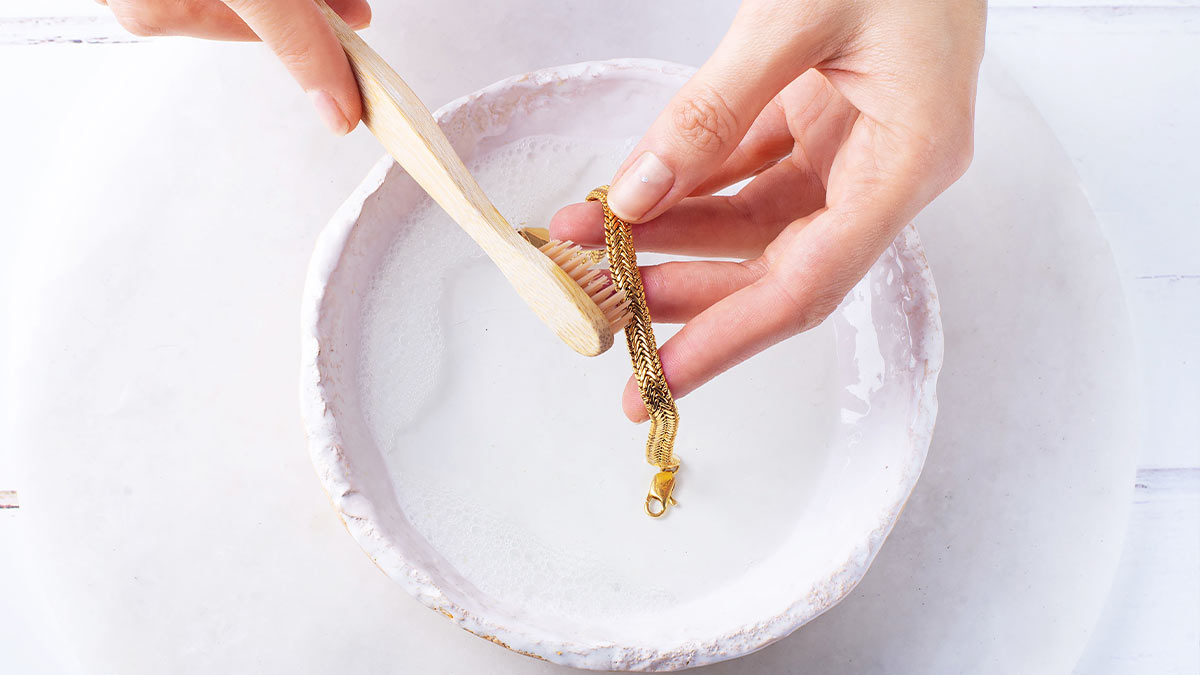 روش‌های ایمن و مؤثر برای تمیز کردن طلا