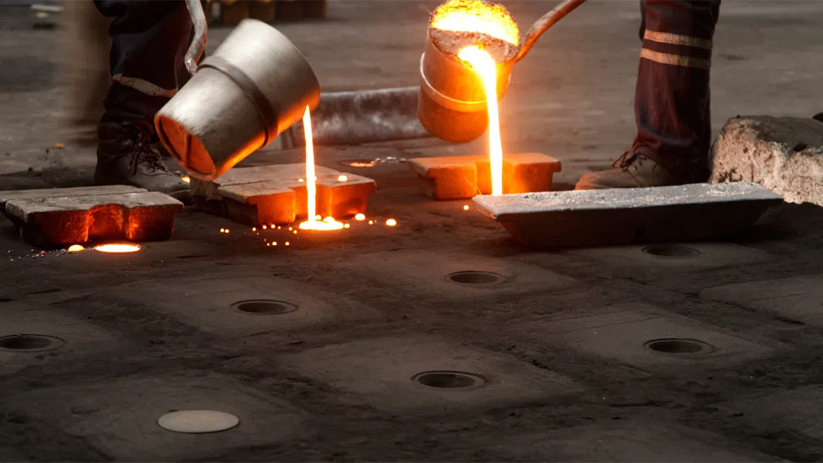 2. ریخته‌گری و شکل‌دهی، تولد فلز از دل آتش