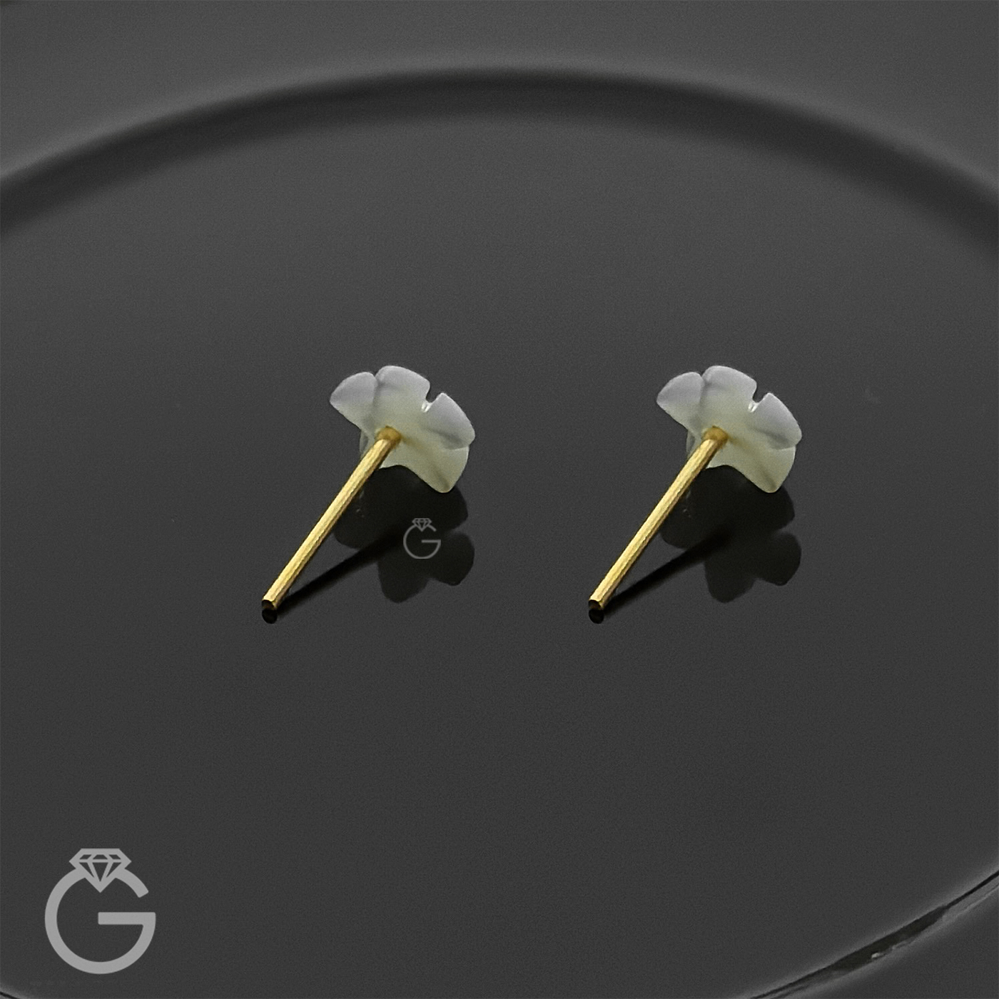 گوشواره طلا میخی طرح گل صدفی (1)