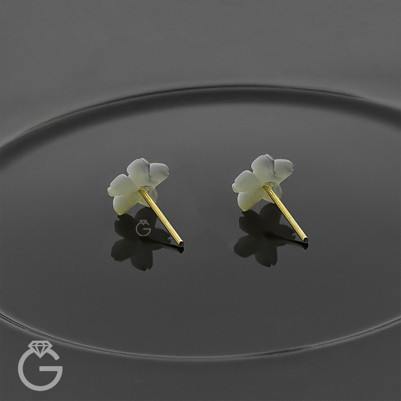 گوشواره طلا میخی طرح گل صدفی (2)